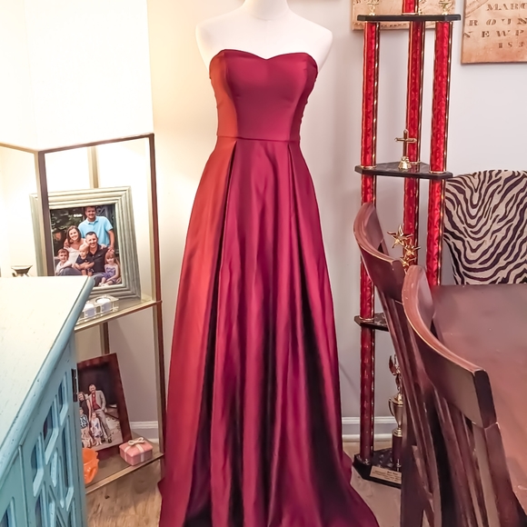 Ladies A-Line Strapless Sweetheart Ball Gown | Formal Dress Size 3 Prom Homecomi - Picture 6 of 6